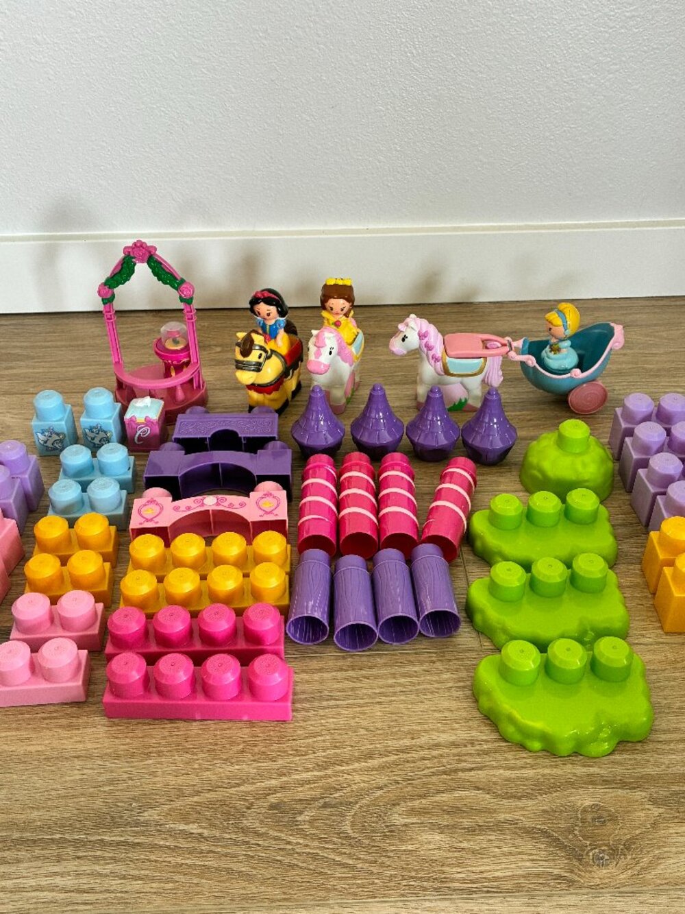 Mega Bloks Building Block Set of 56 Princess Castle Snow White Cinderella Belle